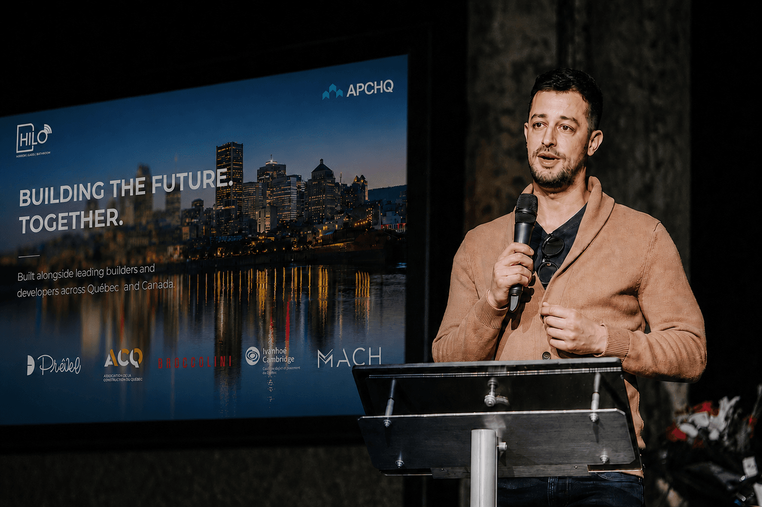 Hilo Mirrors founder presenting at a construction industry event in Quebec