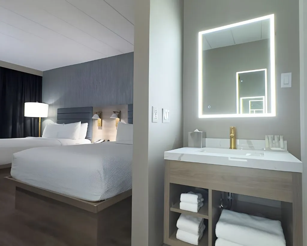 Radisson Montreal Airport — Hilo Mirrors case study